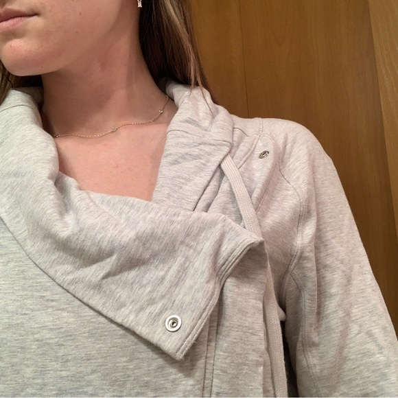 Lululemon Coast Easy Wrap. Size 8 - Picture 10 of 10